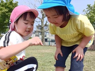 年長さんと年少さんで、近くの公園までお散歩に行きました！