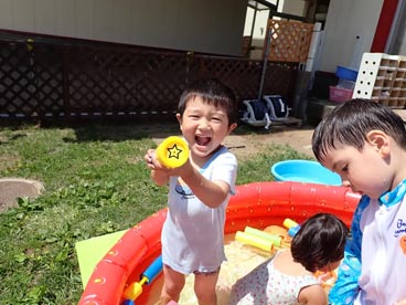 幼稚園でも水遊びが始まっています！