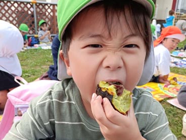 10月に入り、園庭の畑で収穫したサツマイモで焼き芋をしました！🍠